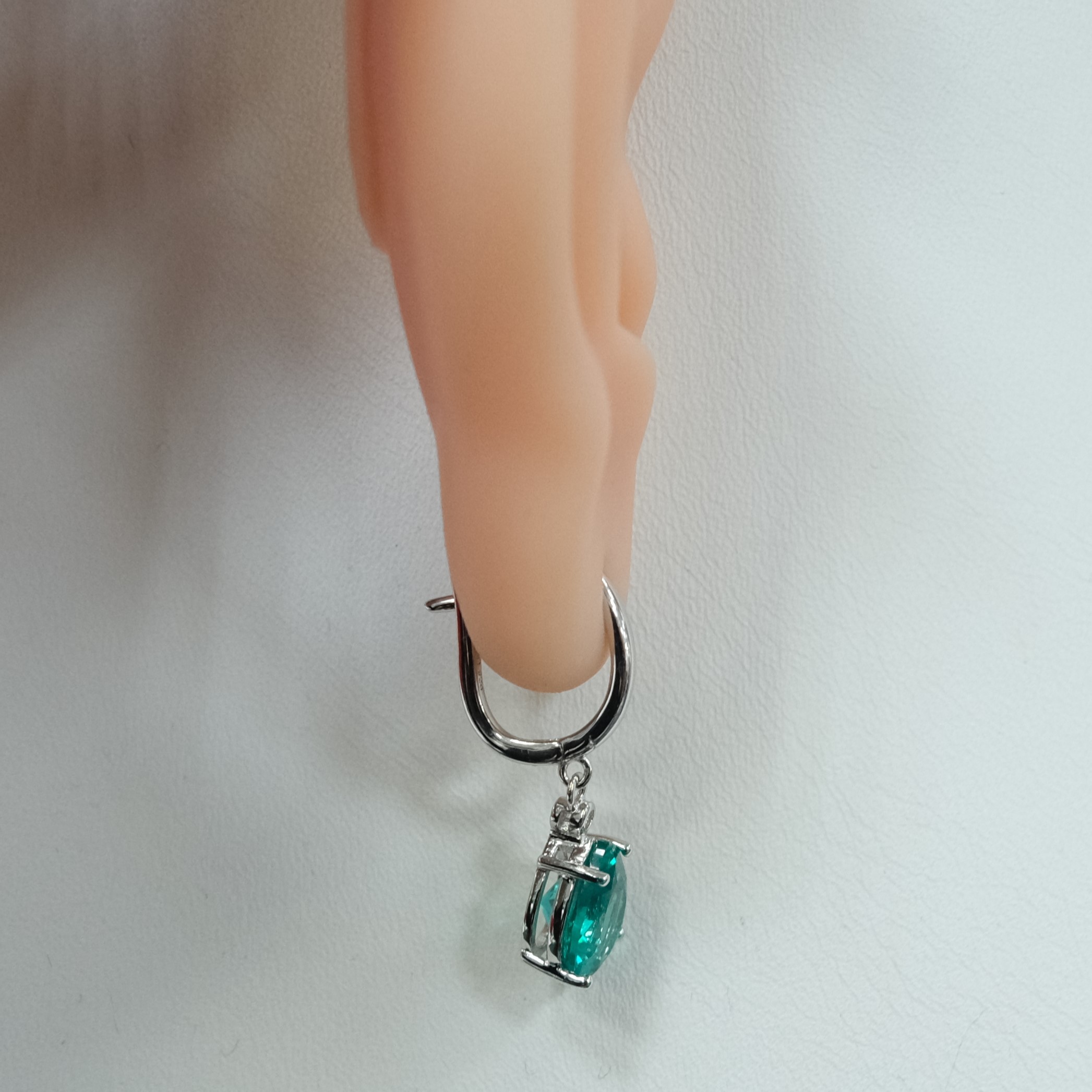 Серебряные серьги с зеленой шпинелью